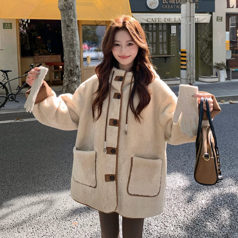 معطف قصير من صوف الحمل ذو غطاء 