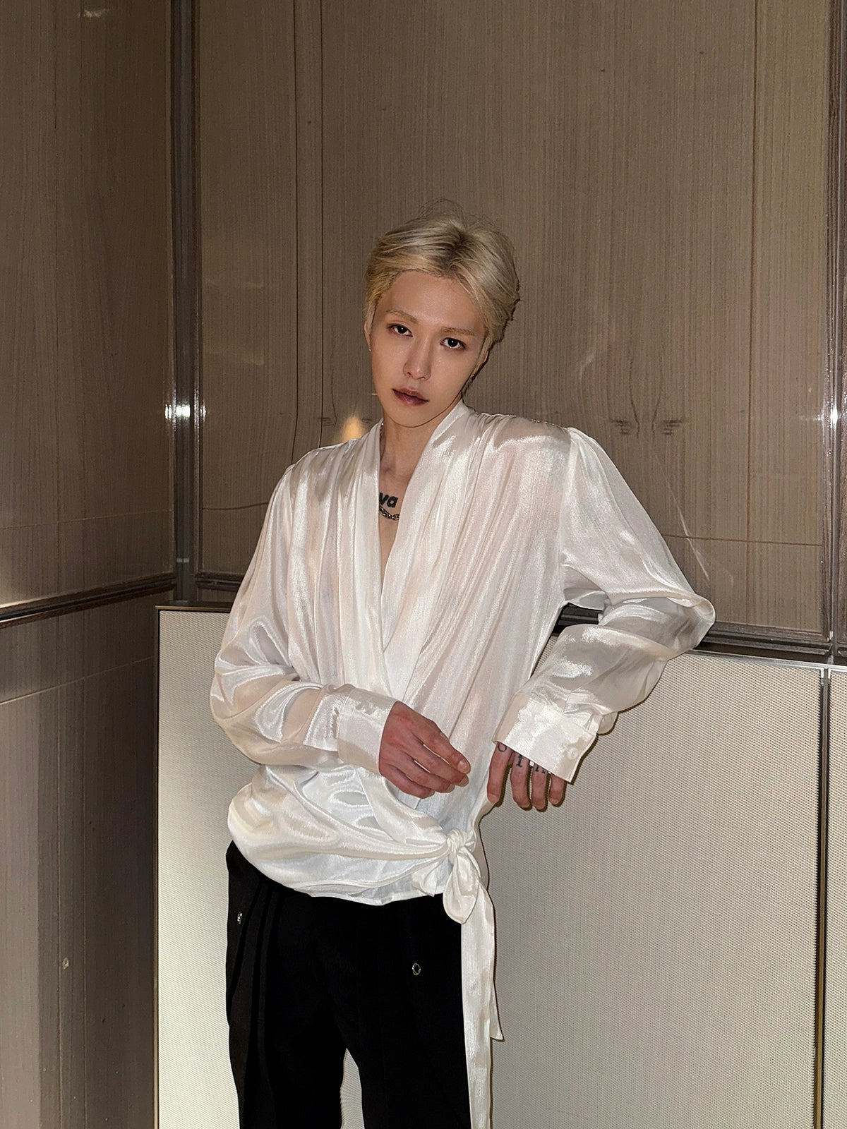 قميص ساتين شيفون بفتحة على شكل حرف V 