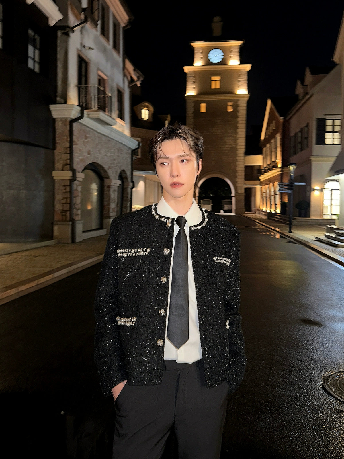 جاكيت مع حشوة كتف من اللؤلؤ المطرز 