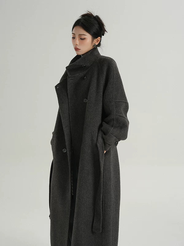 Длинное шершащее пальто с воротником-стойкой и поясом 