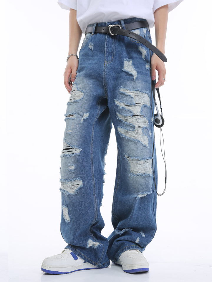 Zerrissene weite Jeans mit Löchern 