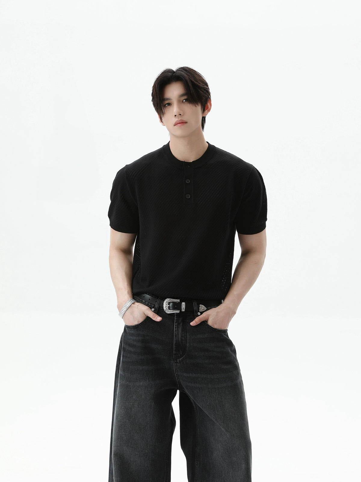 بلوزة قصيرة الأكمام بتصميم ياقة هينلي من قماش تويل 