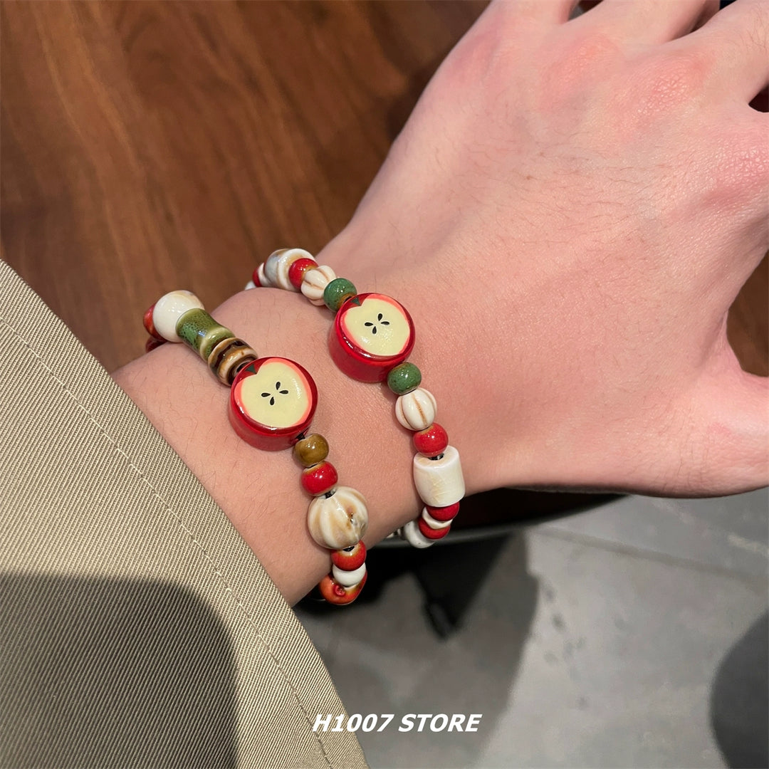 Pulsera hecha a mano de cuentas de cerámica en forma de manzana 