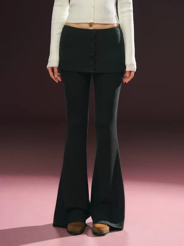 버튼이 있는 스커트 패널이 있는 니트 플레어 팬츠 