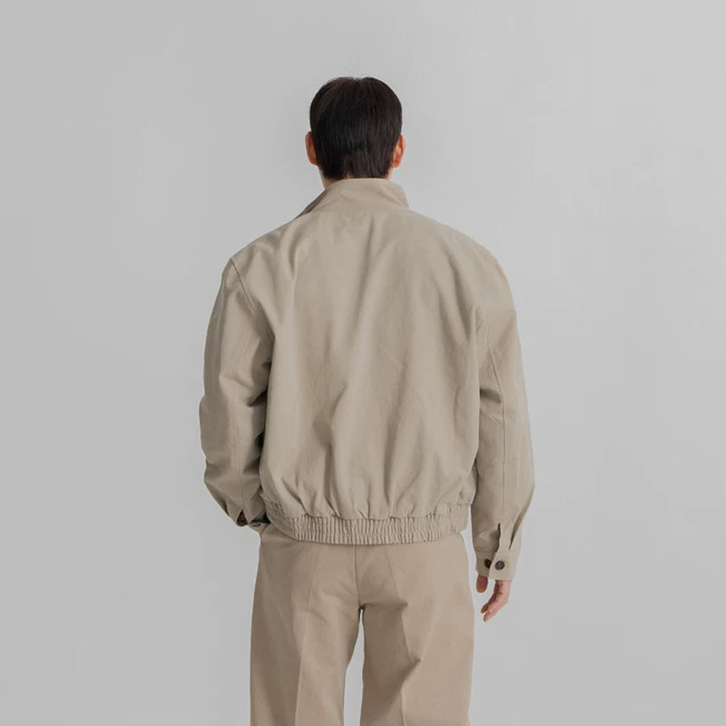 Korte executive jas met staande kraag en zakken 