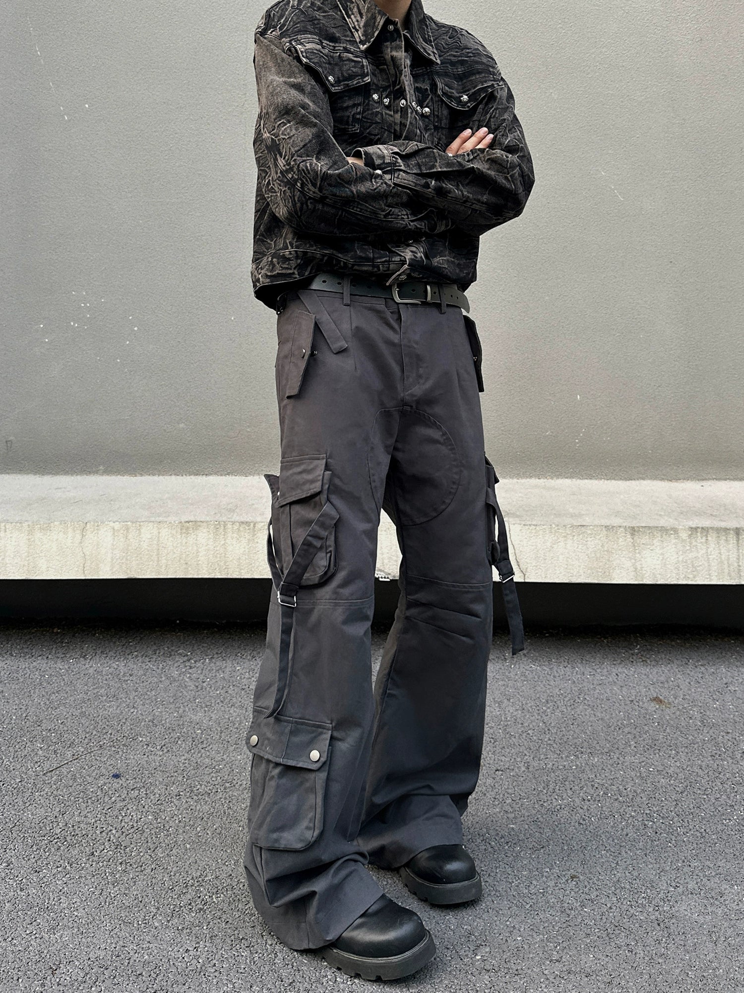 بنطلون كارغو واسع الساق مع جيوب متعددة 