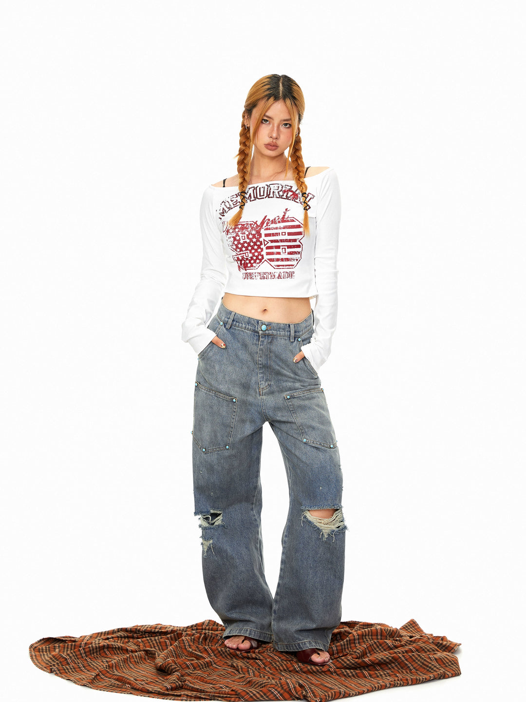 Button-Detail Distressed Casual Jeans
