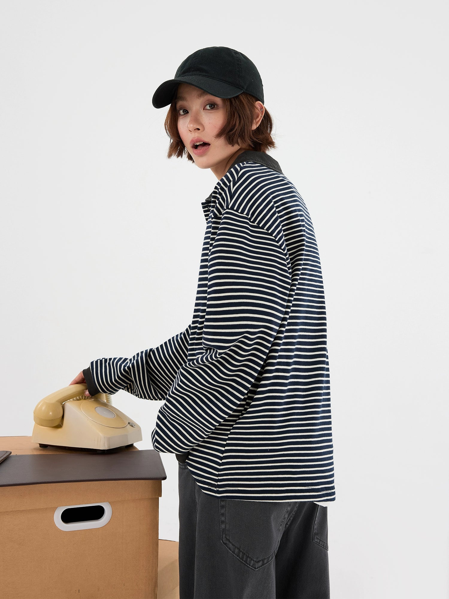 هودي بأكمام طويلة مع ياقة مخططة وممزقة 