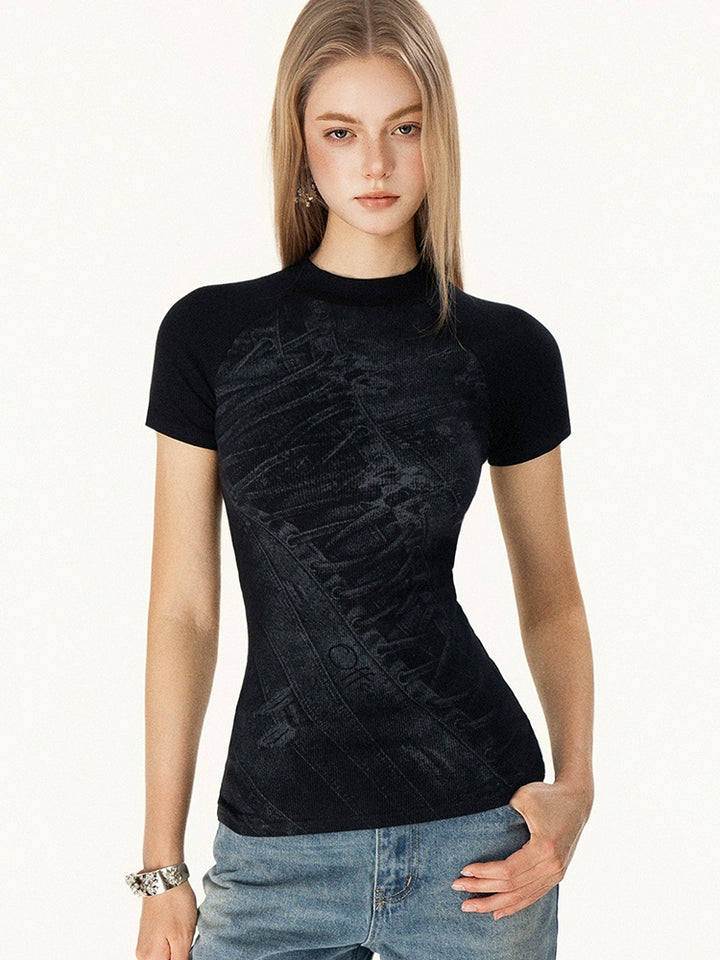 T-shirt graphique à col roulé ajusté à manches courtes 