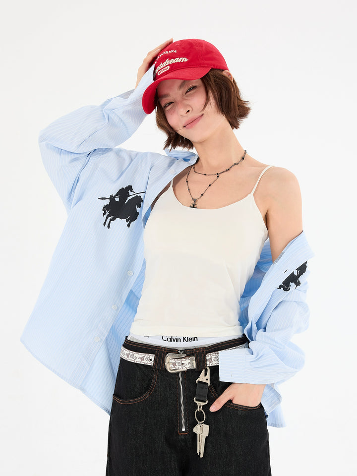 Camisa suelta de rayas con estampado ecuestre en la solapa 