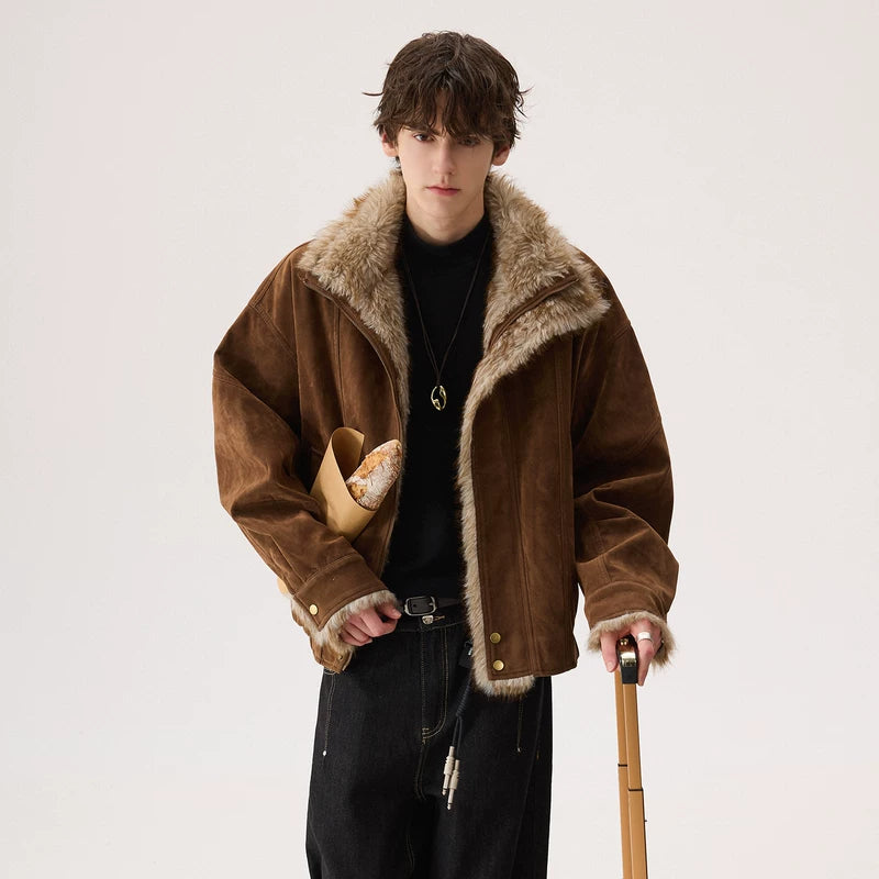 جاكيت مصنوع من جلد الغزال مع ياقة مرتفعة 