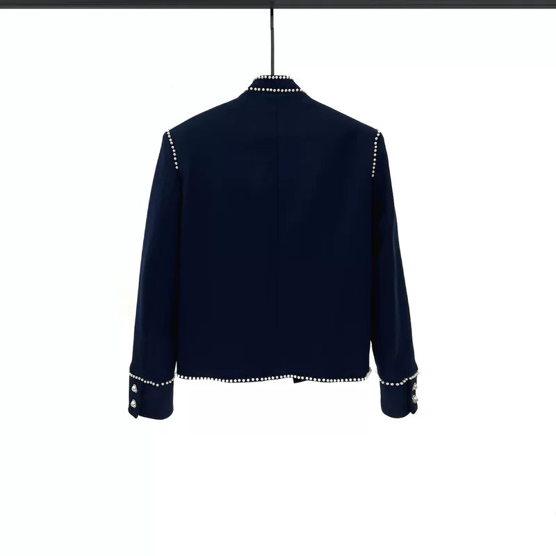 سترة قصيرة بقلنسوة من اللؤلؤ مزينة بالخيوط 