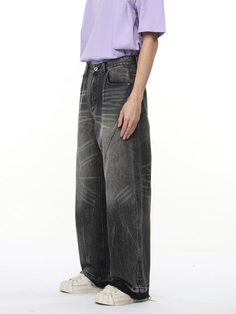 Gewaschene Straight-Leg Jeans mit rohem Saum 