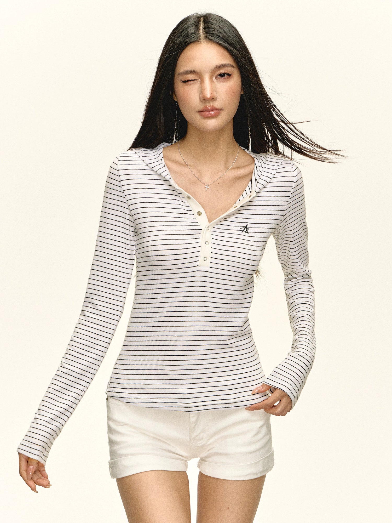 قميص هينلي بأكمام طويلة بغطاء رأس مخطط 