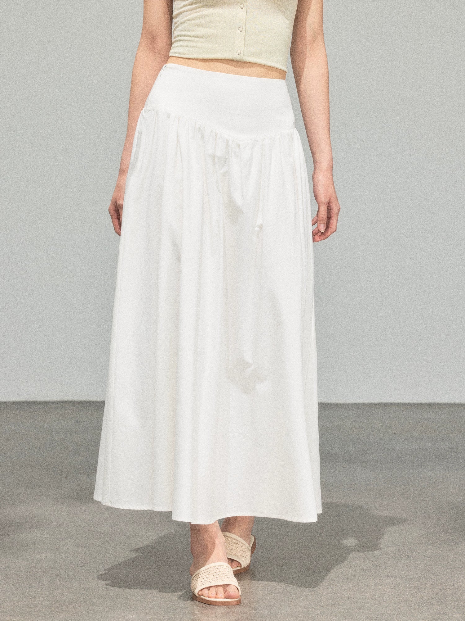 تنورة طويلة بخصر عالٍ على الطراز الرجعي 