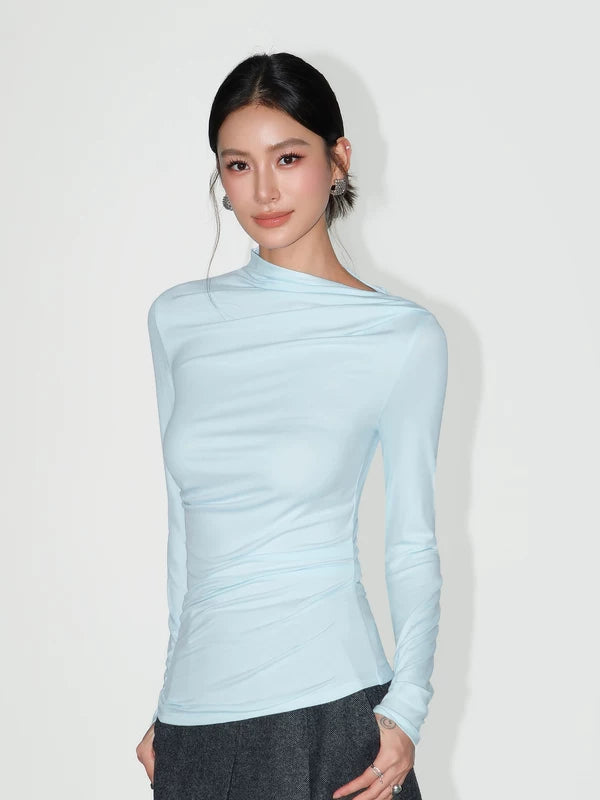 بلوزة نسيجية ذات رقبة غير متناظرة وخصر مطوي 