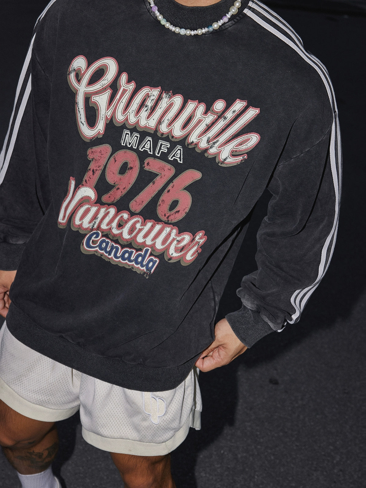 Sıkıntılı Mektup Baskılı Yan Şeritli Sweatshirt 