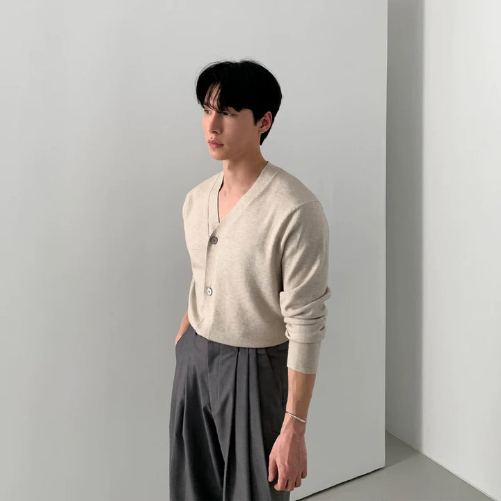 سويتر فضفاض بقلنسوة على شكل حرف V 