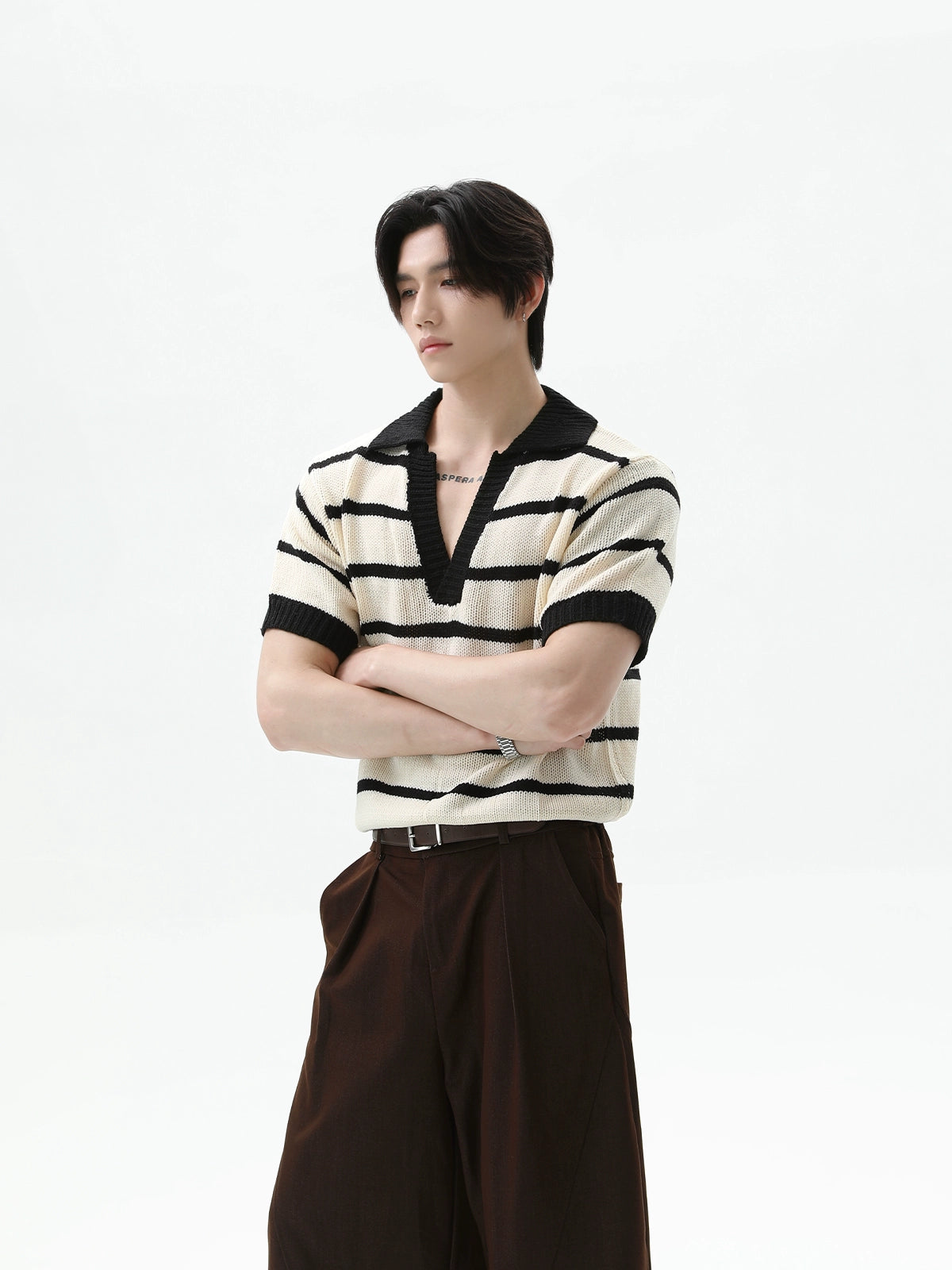 سُترة محبوكة بياقة على شكل حرف V مزخرفة مخططة 