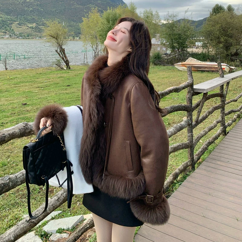 جاكيت جلد مزود بفراء ثعلب 