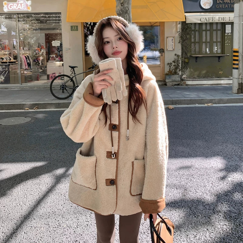 معطف قصير من صوف الحمل ذو غطاء 