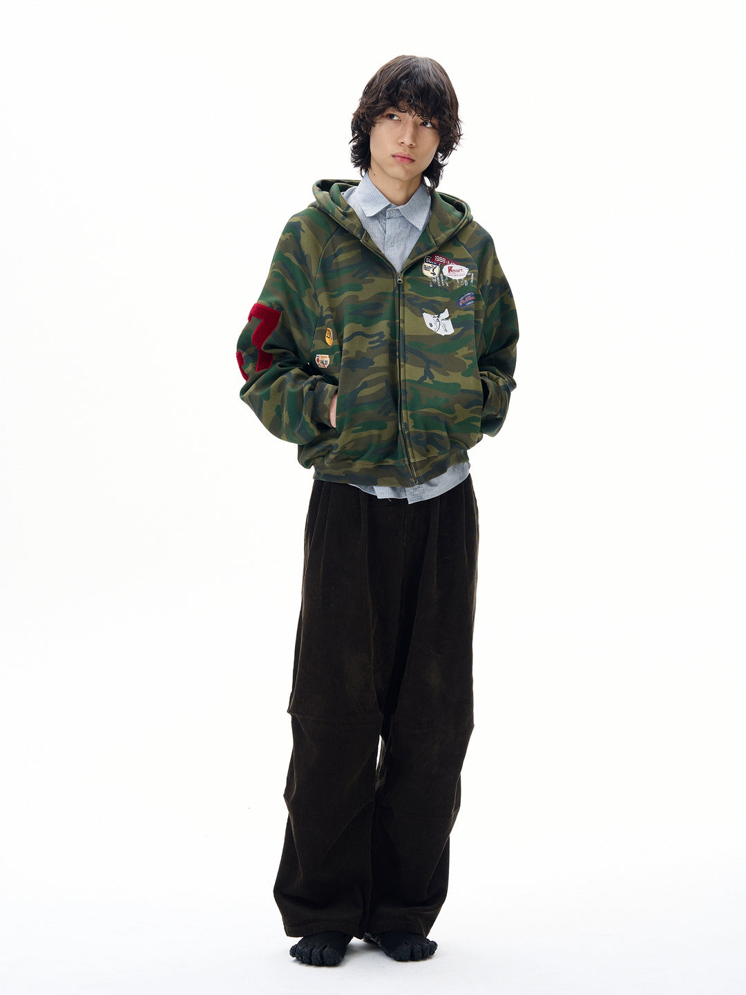 Felpa con zip ricamata con patch in camouflage 