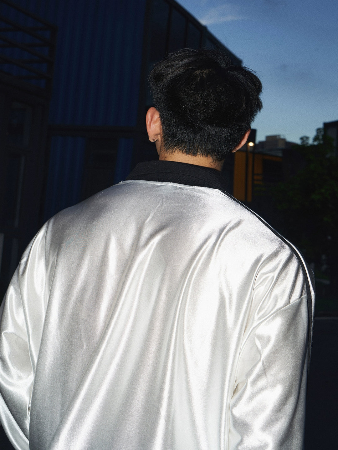 Sudadera gráfica de manga larga con cuello en V 