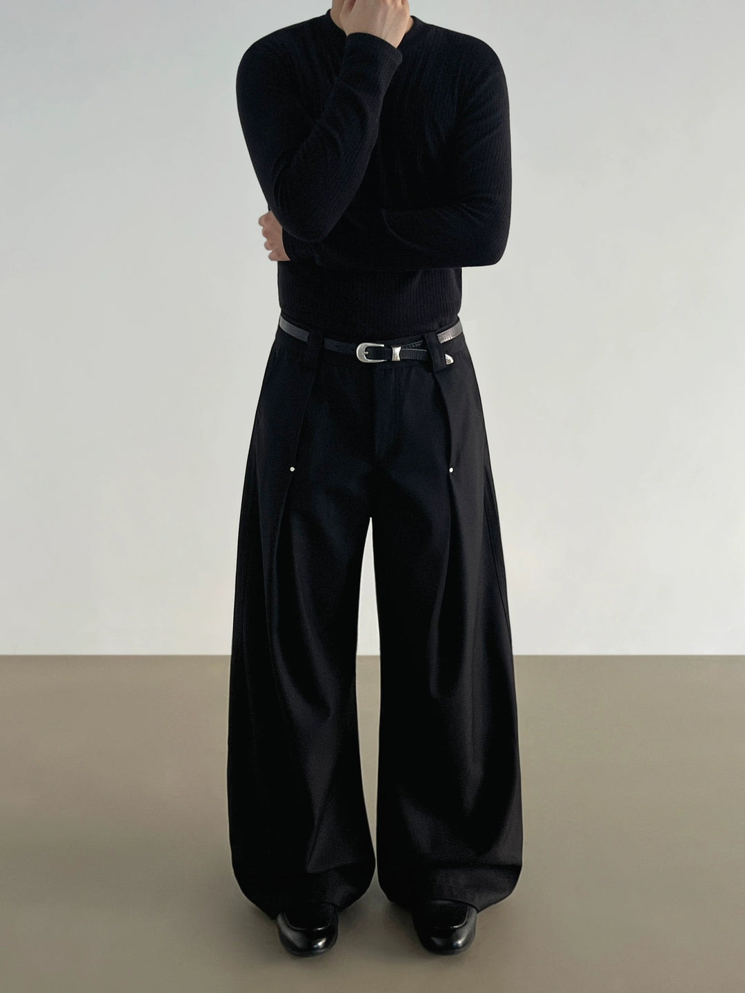 Pantalones amplios de pierna ancha con pliegues y corte en A 