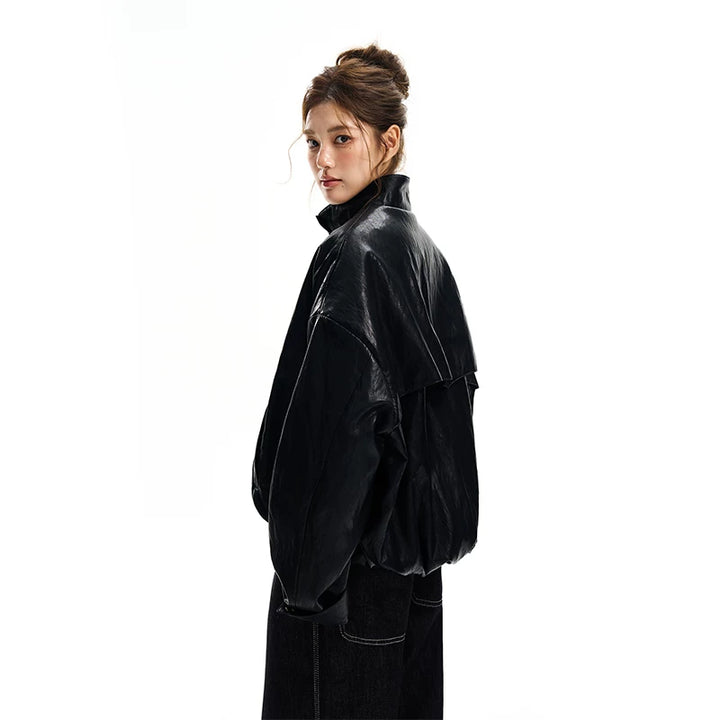 Chaqueta de cuero con botones y cuello alto de gran tamaño 