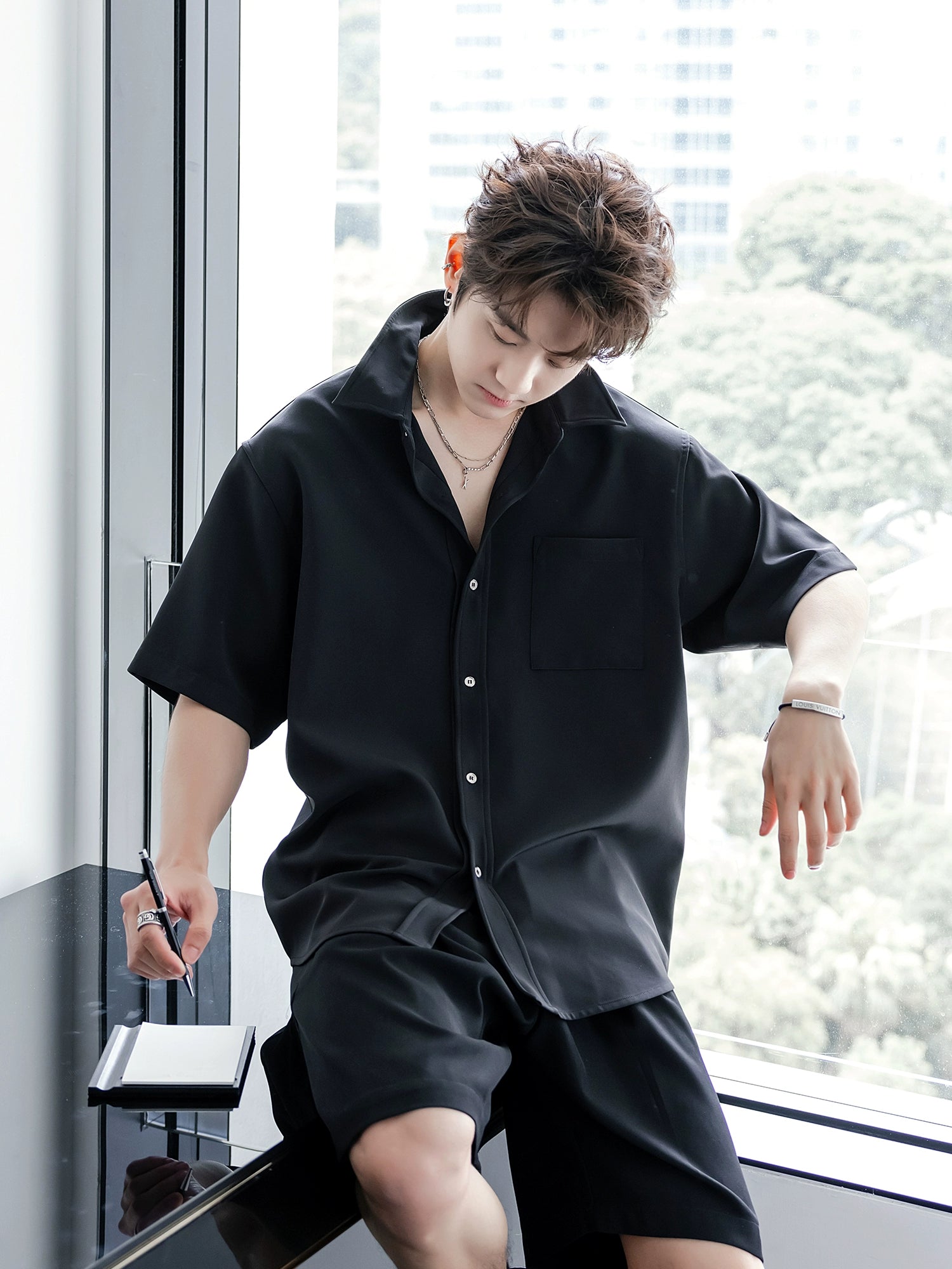 قميص مريح بأكمام قصيرة وجيب على الياقة 