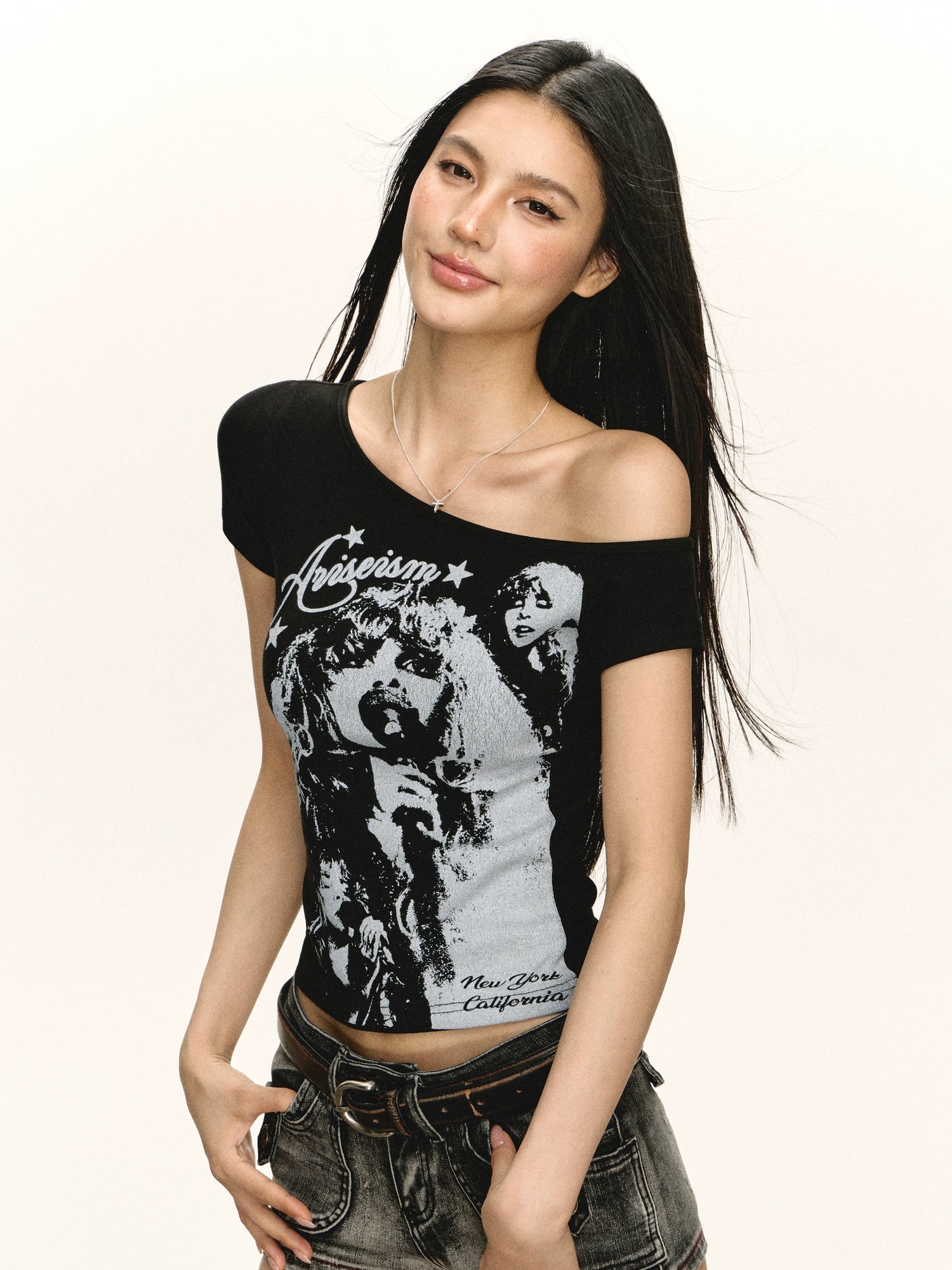 تي شيرت ضيق بأكتاف مكشوفة بتصميم رسومي رجعي 