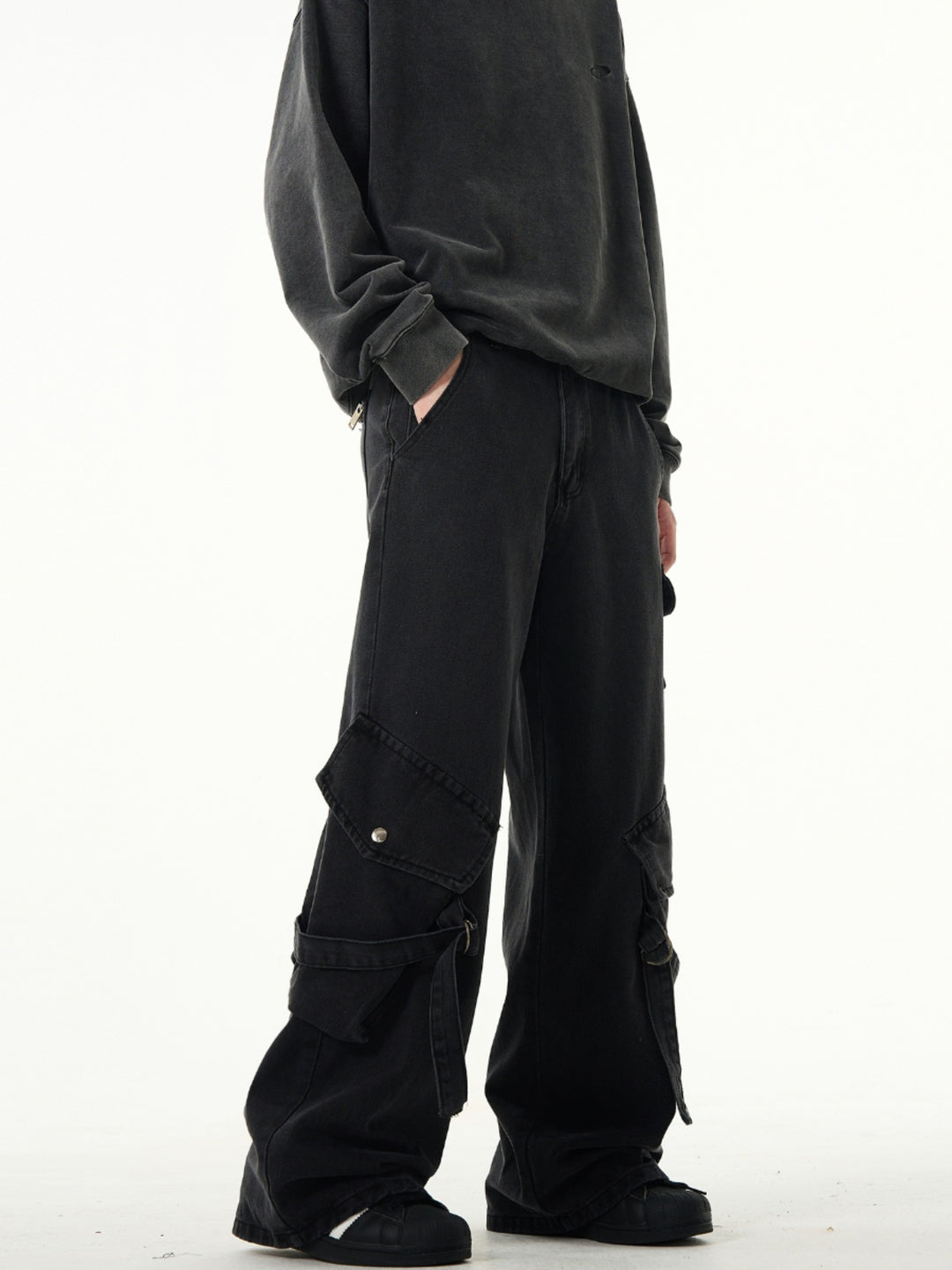 Loose Fit Cargo Jeans with Large Pockets