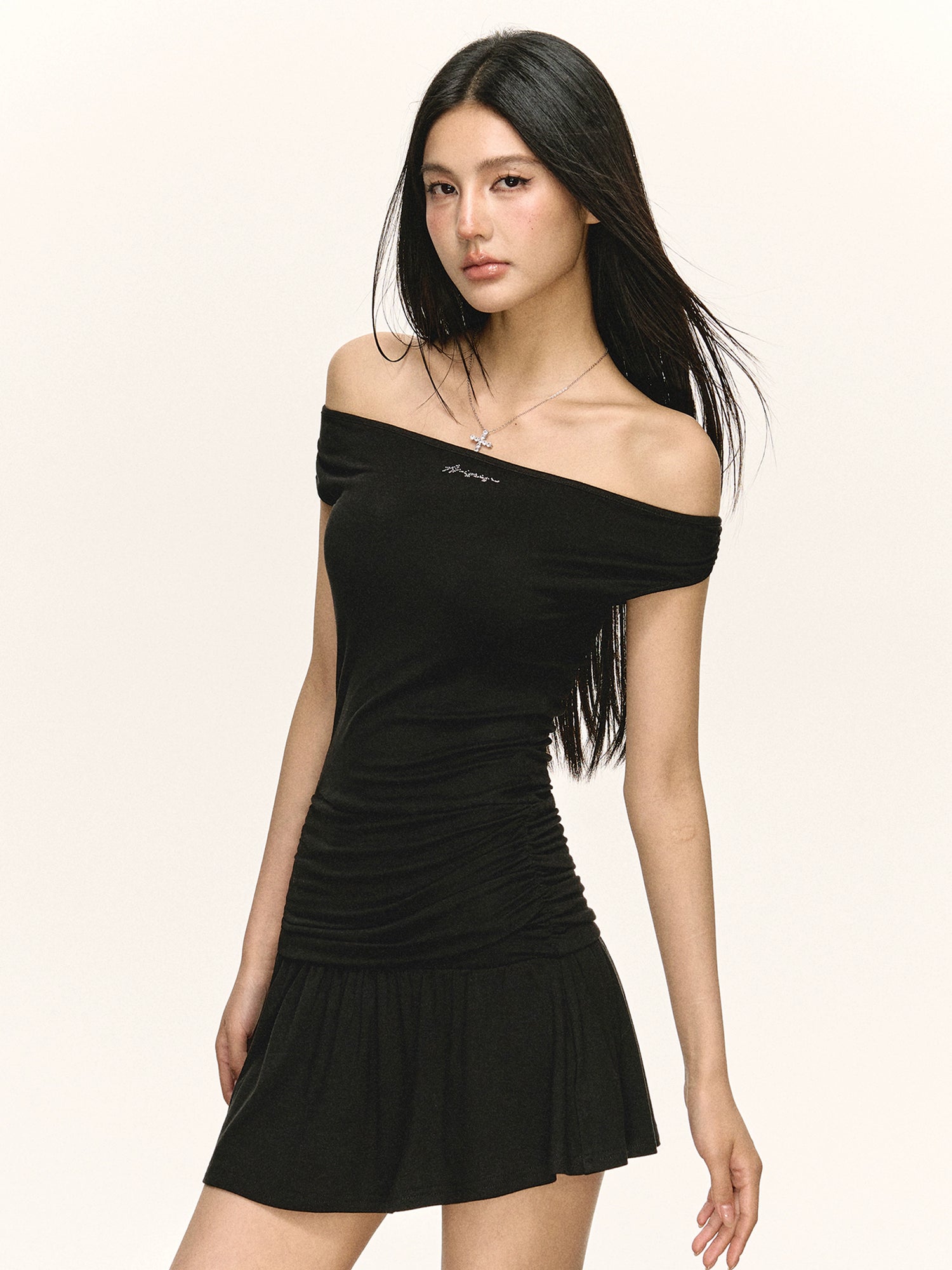 فستان صيفي ضيق بأكتاف مكشوفة 