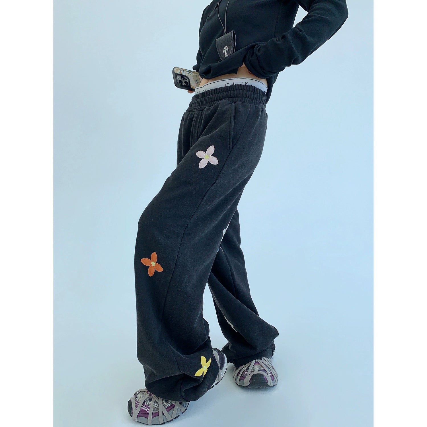 Nakışlı Düz Kesim Eşofman Pantolonları 