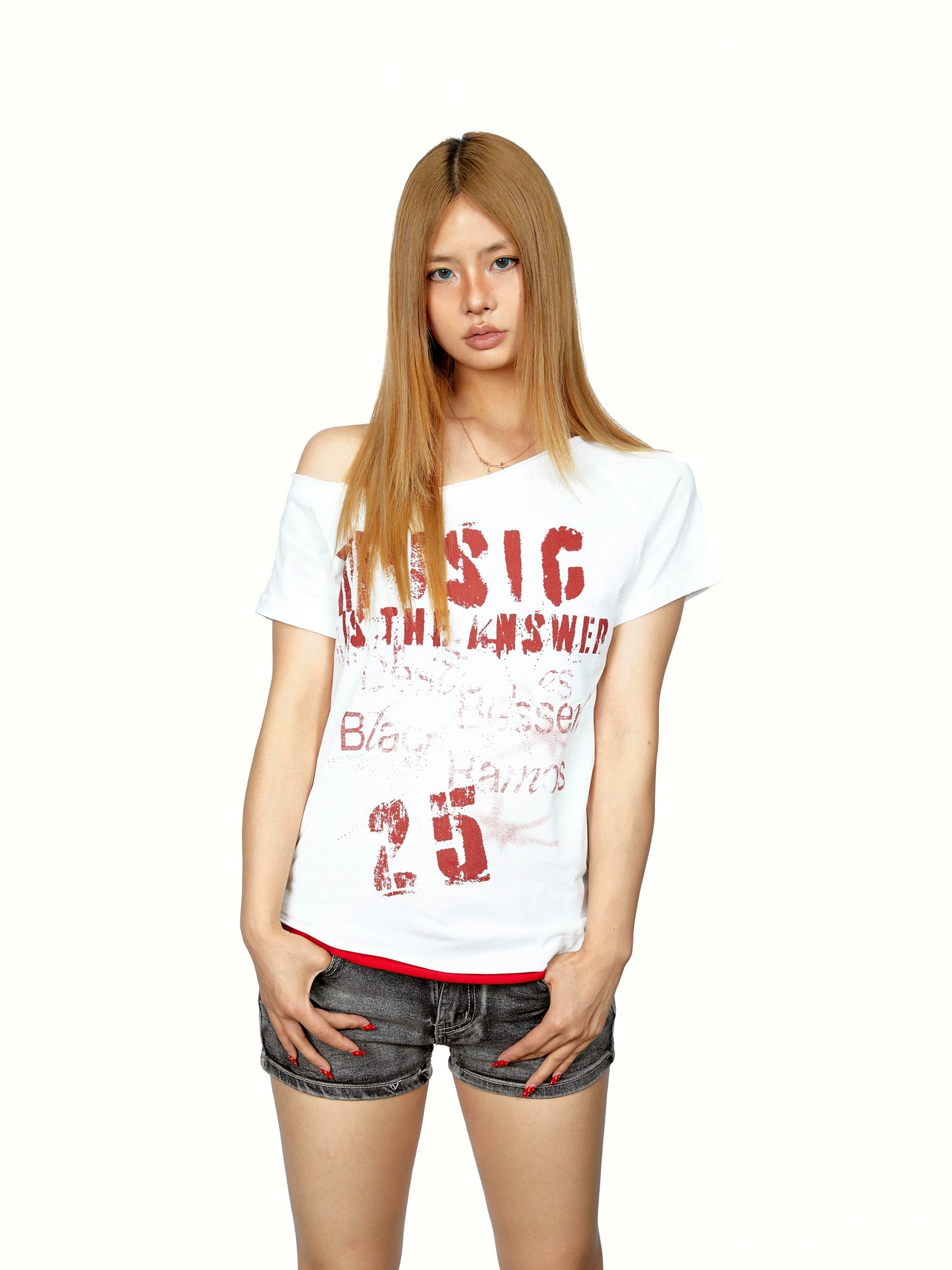 تي شيرت ضيق بطباعة حرف على الكتف الواحد 