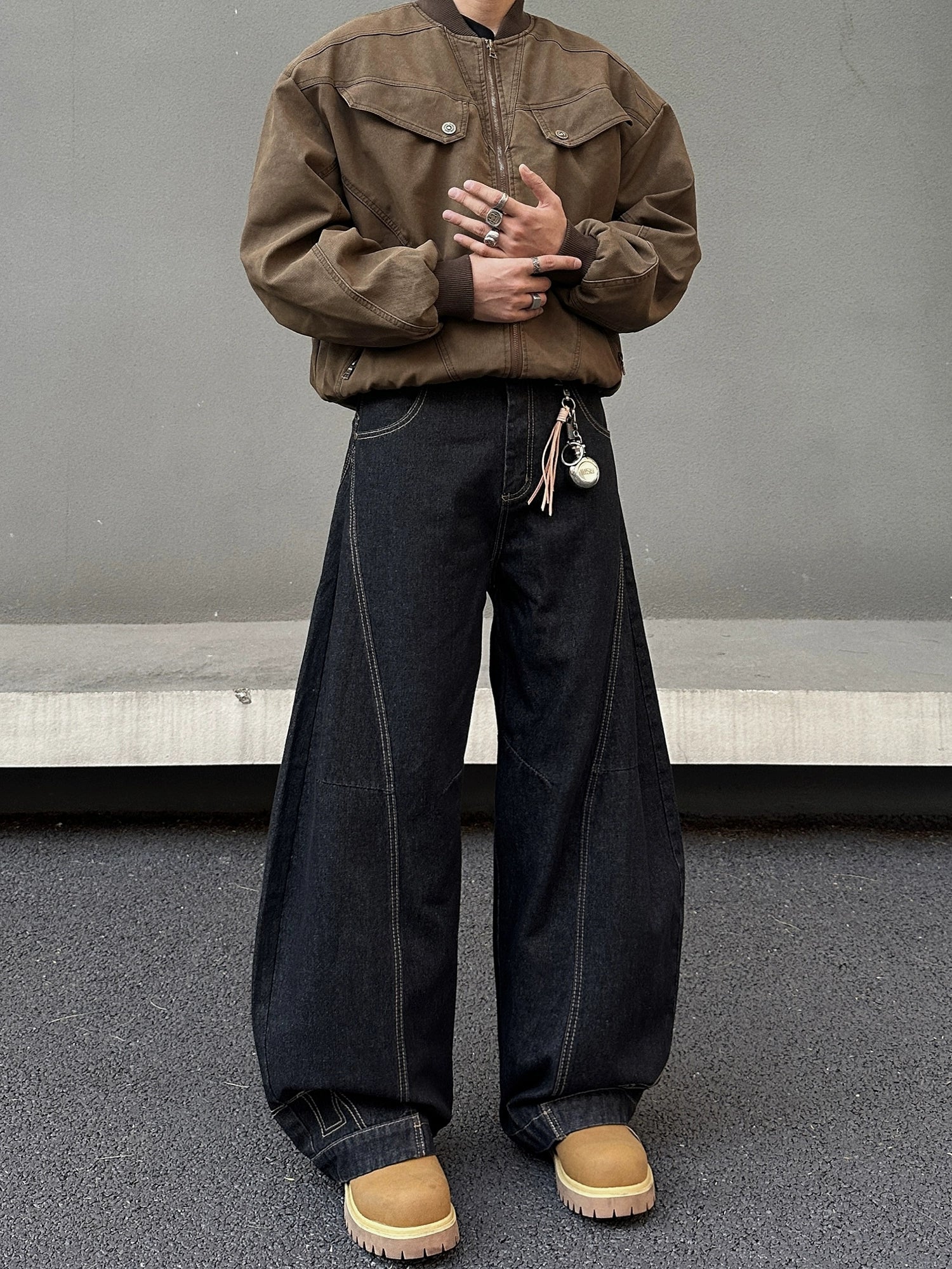 بنطال جينز بتصميم عكسي واسع الساق على الطراز القديم 