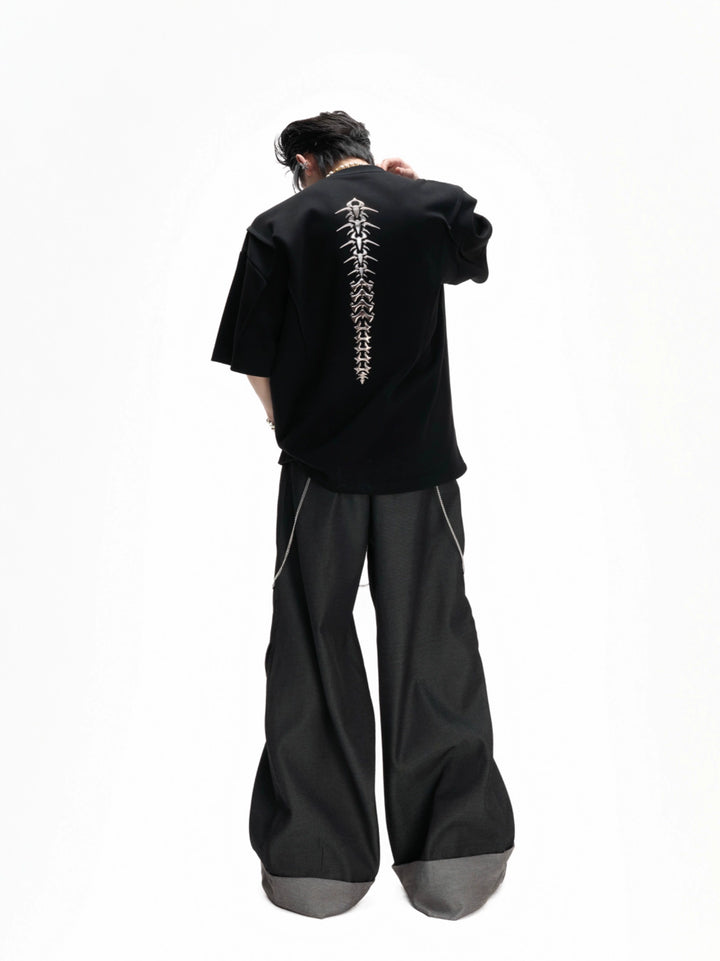 Camiseta de ajuste suelto con diseño de columna vertebral de metal 