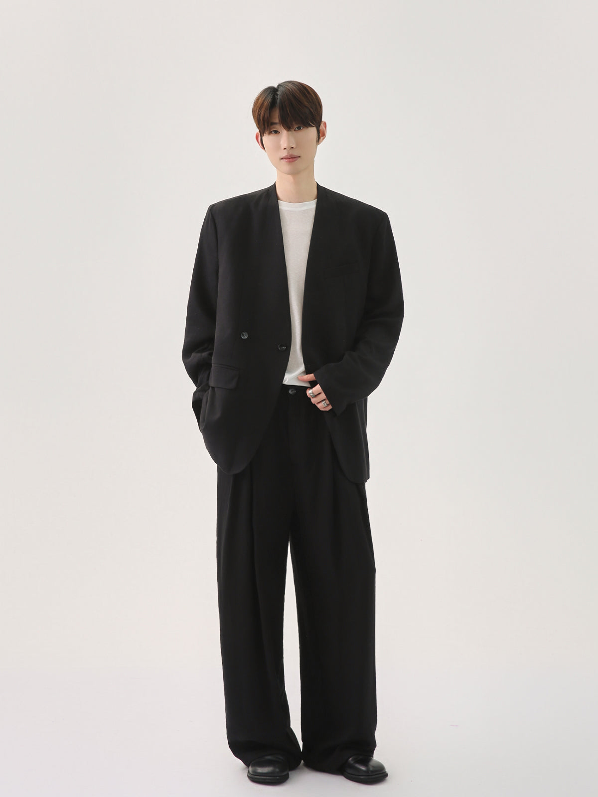 بدلة غير رسمية بدون ياقة مع حزام قابل للفك 