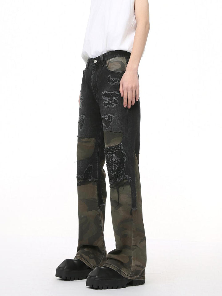 Jeans acampanados rasgados de camuflaje de patchwork 