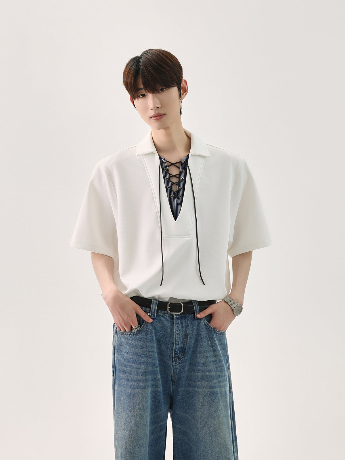 قميص بولو كاجوال بياقة على شكل حرف V مع أربطة 