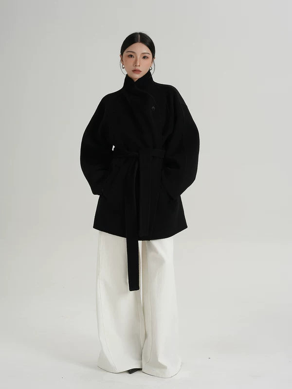 Поясное полудлинное шерстяное пальто 