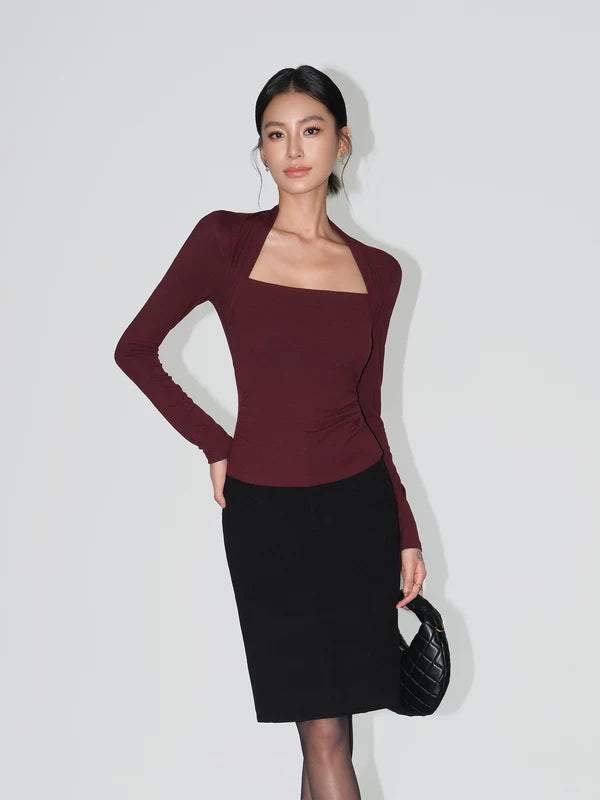 سويت شيرت ضيق بقصة عنق مربع 