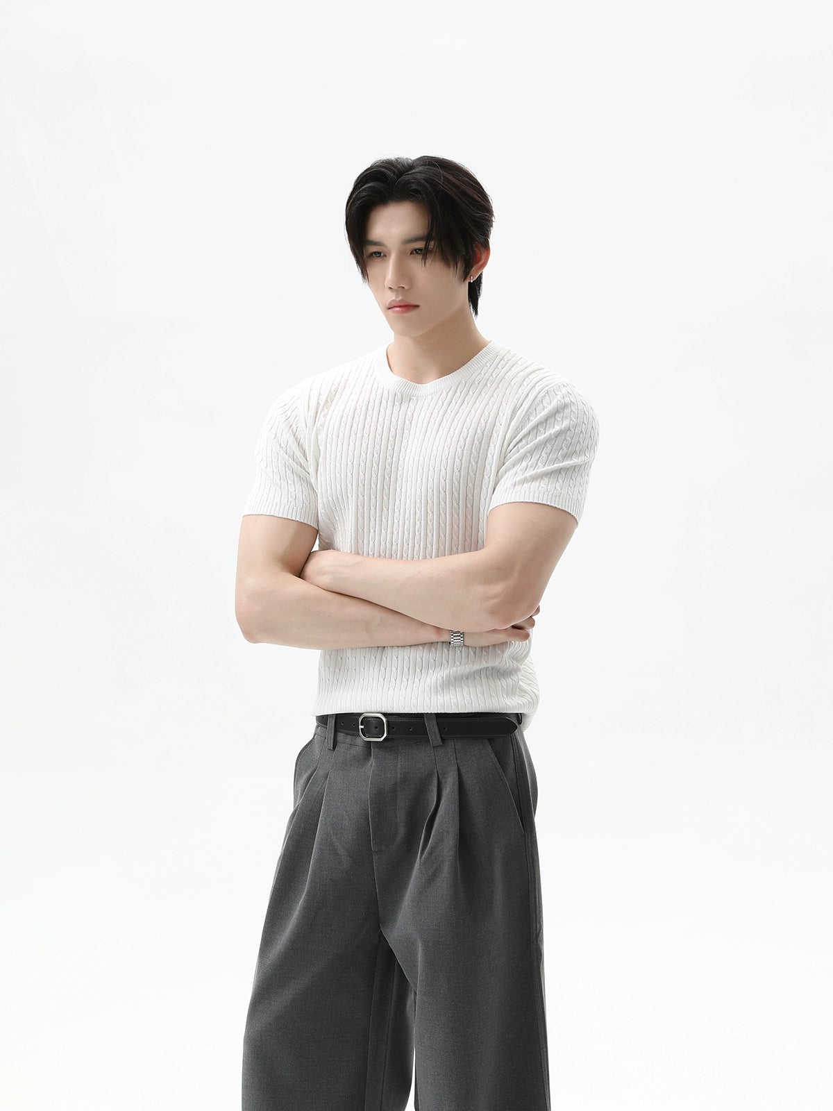 سويتر قصير الأكمام محبوك بخطوط ملتوية 