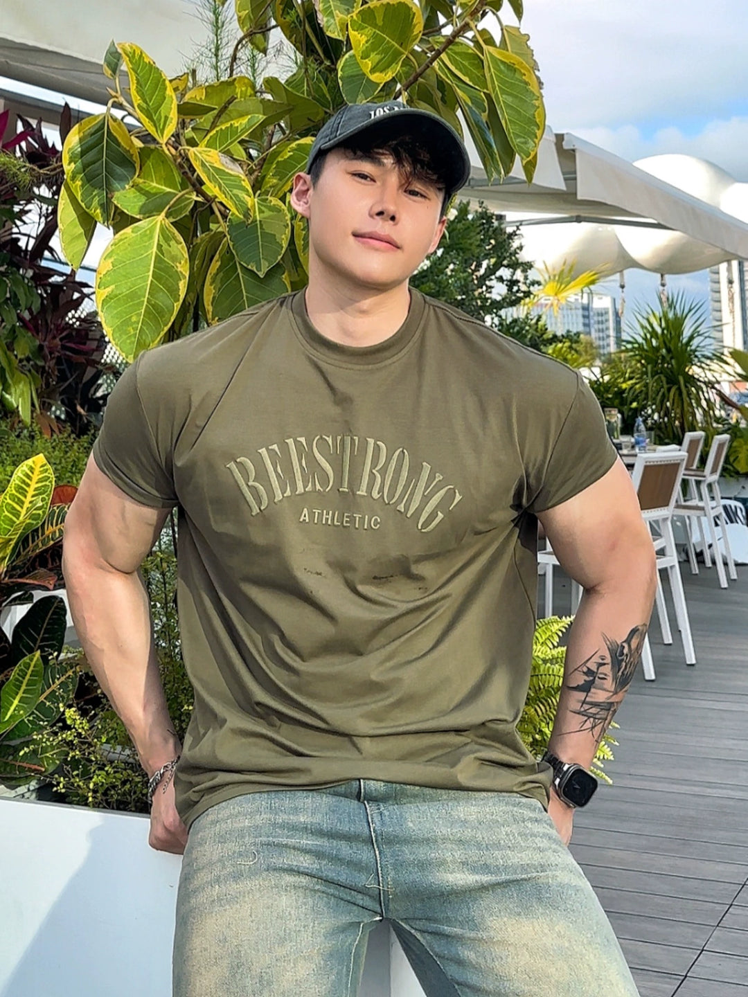T-shirt s volným střihem a těžkou výšivkou 