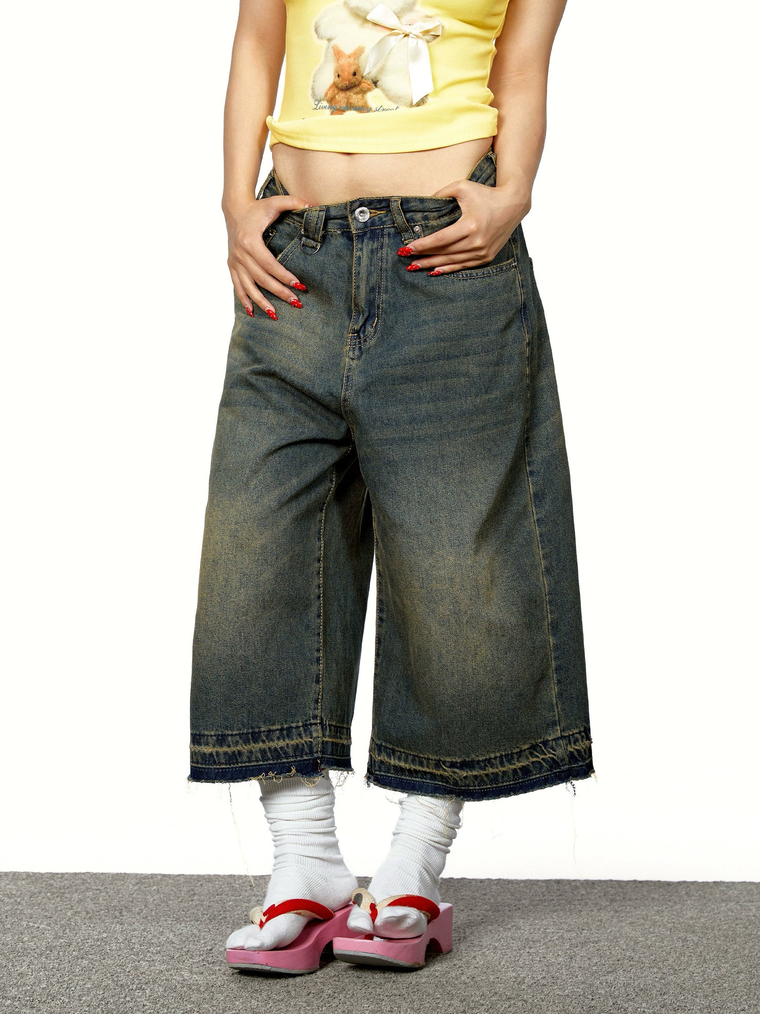 بنطال جينز مقصوص واسع الساقين متأثر 