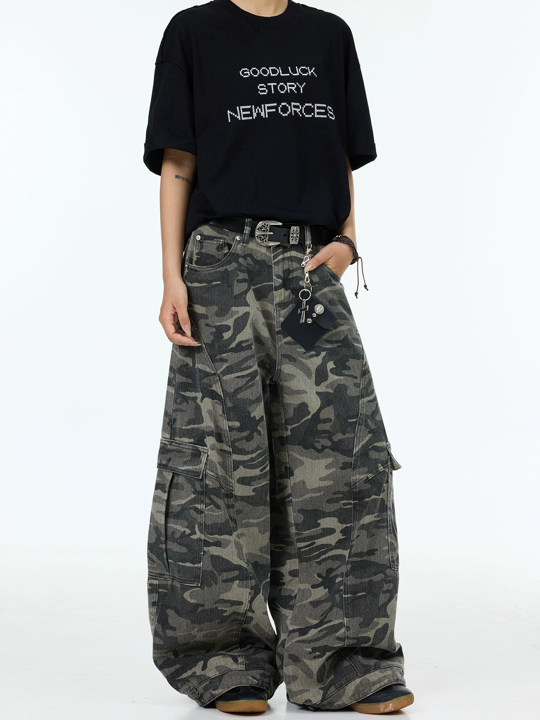 Pantalones de mezclilla de pierna ancha con múltiples bolsillos en camuflaje 