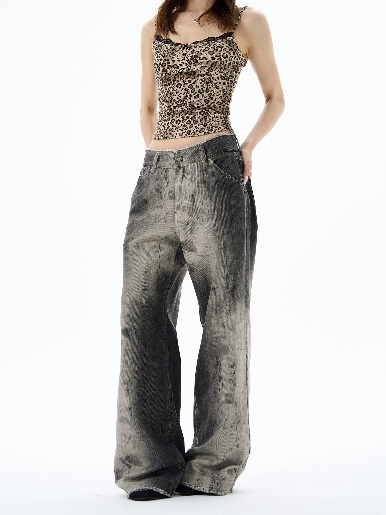 ダメージ加工されたグラフィティ生地のワイドレッグパンツ 