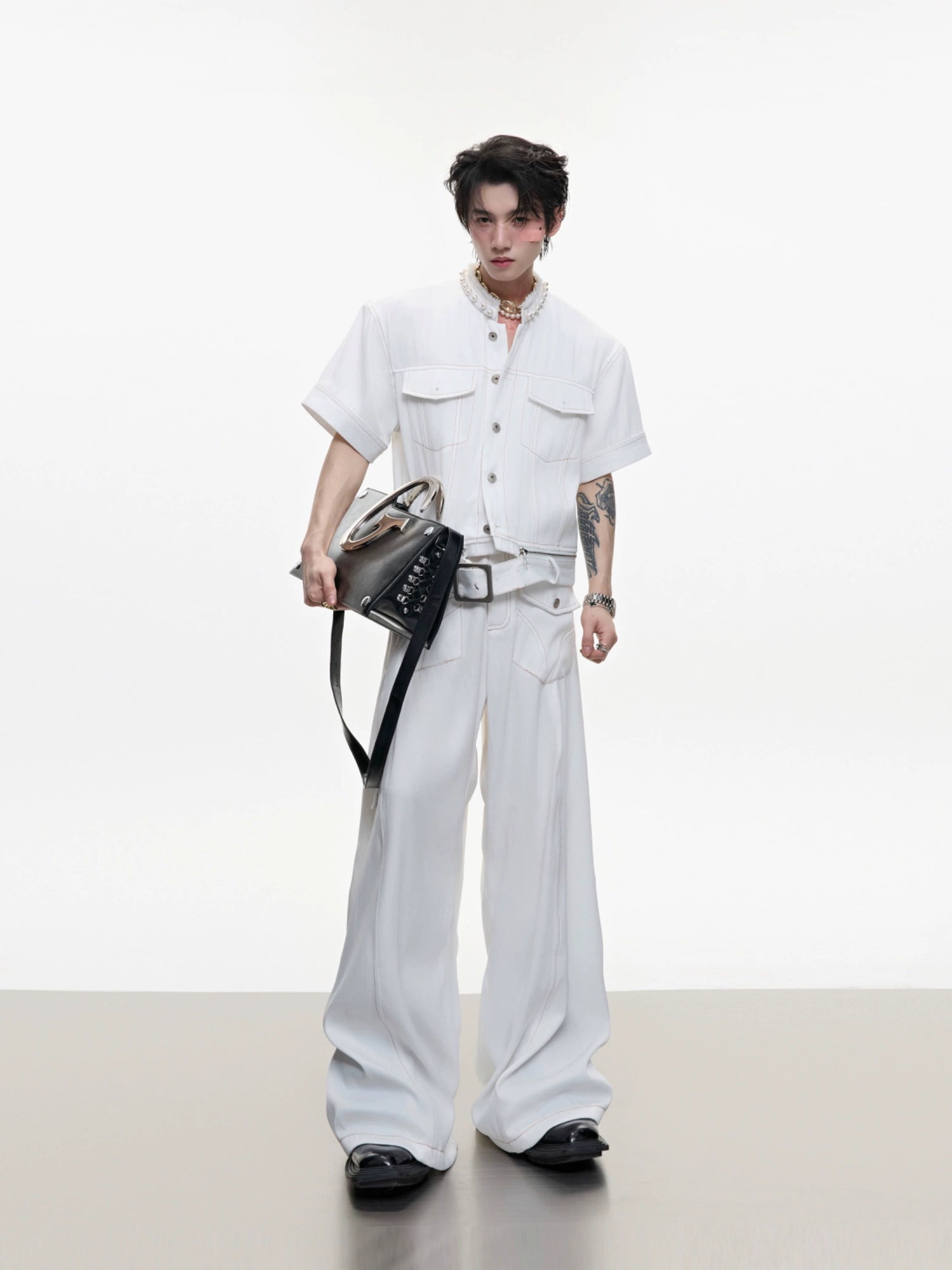 Completo in denim a maniche corte con pantaloni larghi 