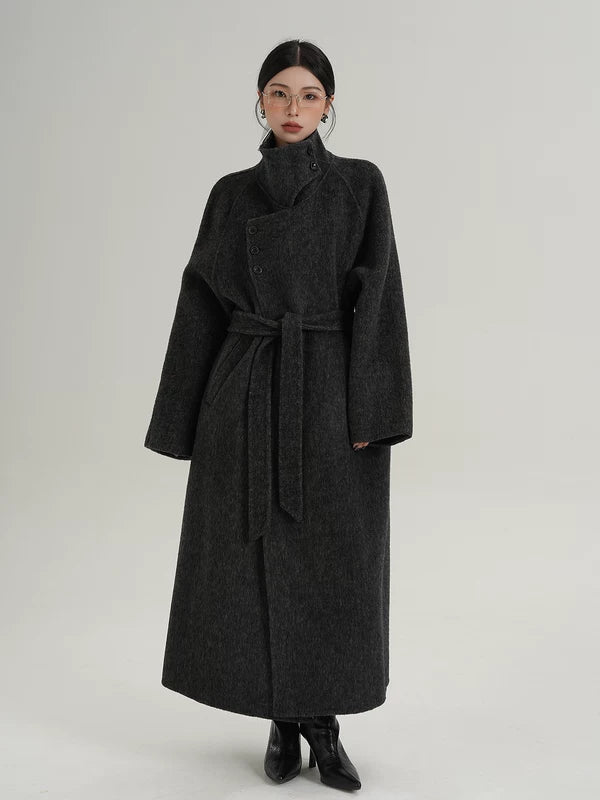 Пальто из длинной шерсти с высоким воротником и поясом 