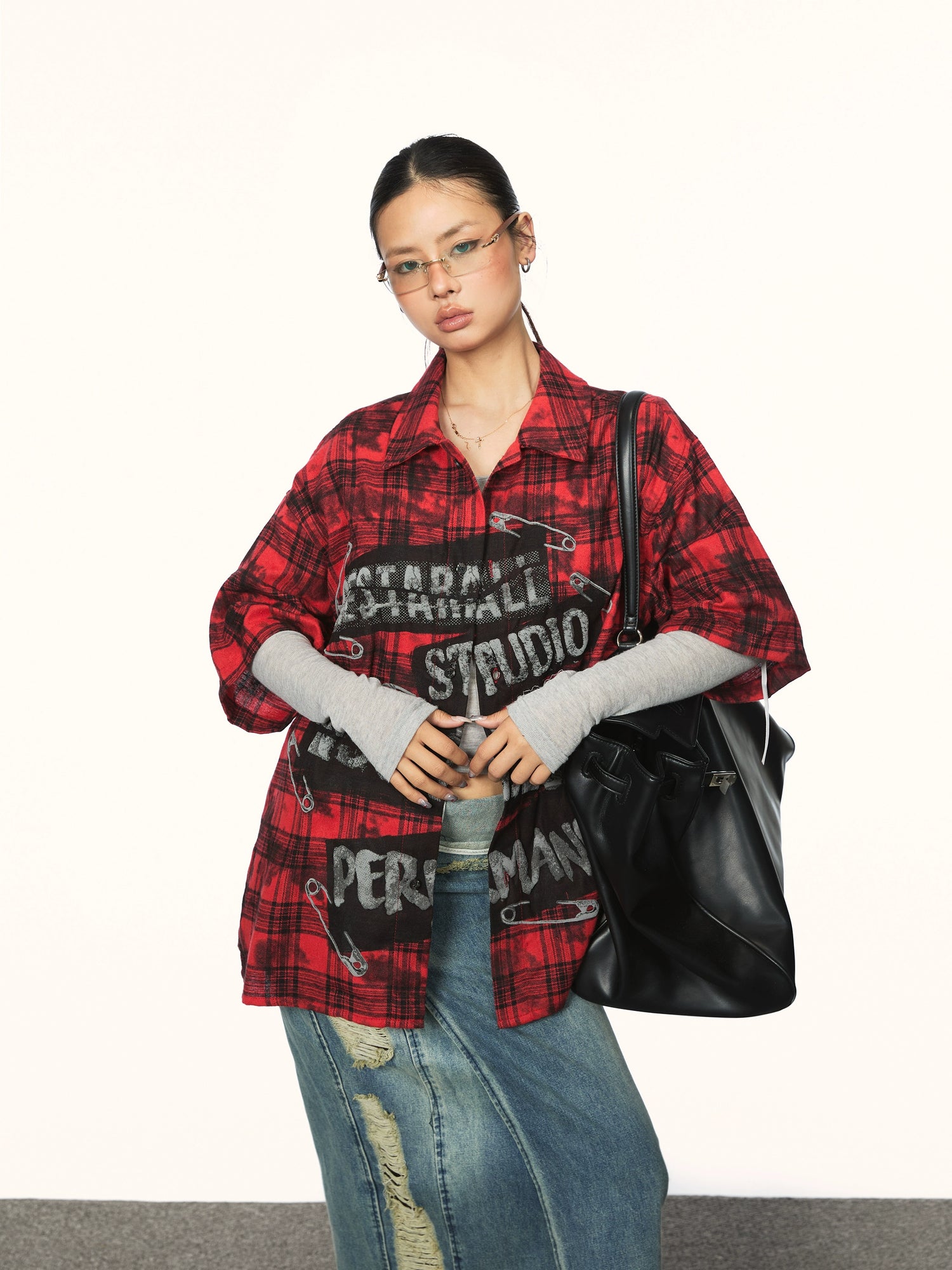 قميص قصير الأكمام مزين بباتش حرفي متشقق بتصميم مربعات 